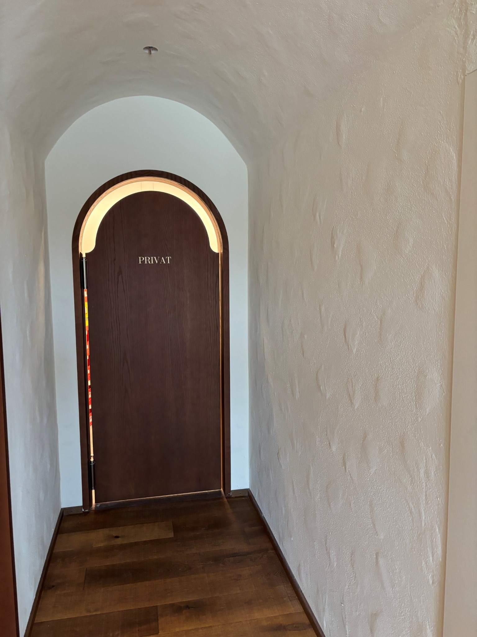 Spezielle Deckputz-Oberfläche in einem Innenraum mit Rundbogen