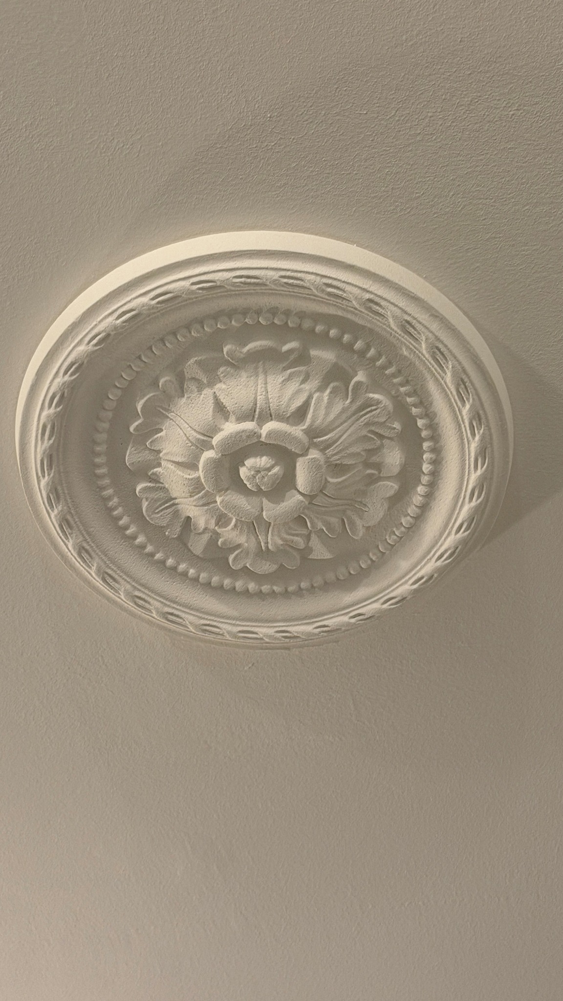 Klassische Stuckrosette an einer Decke