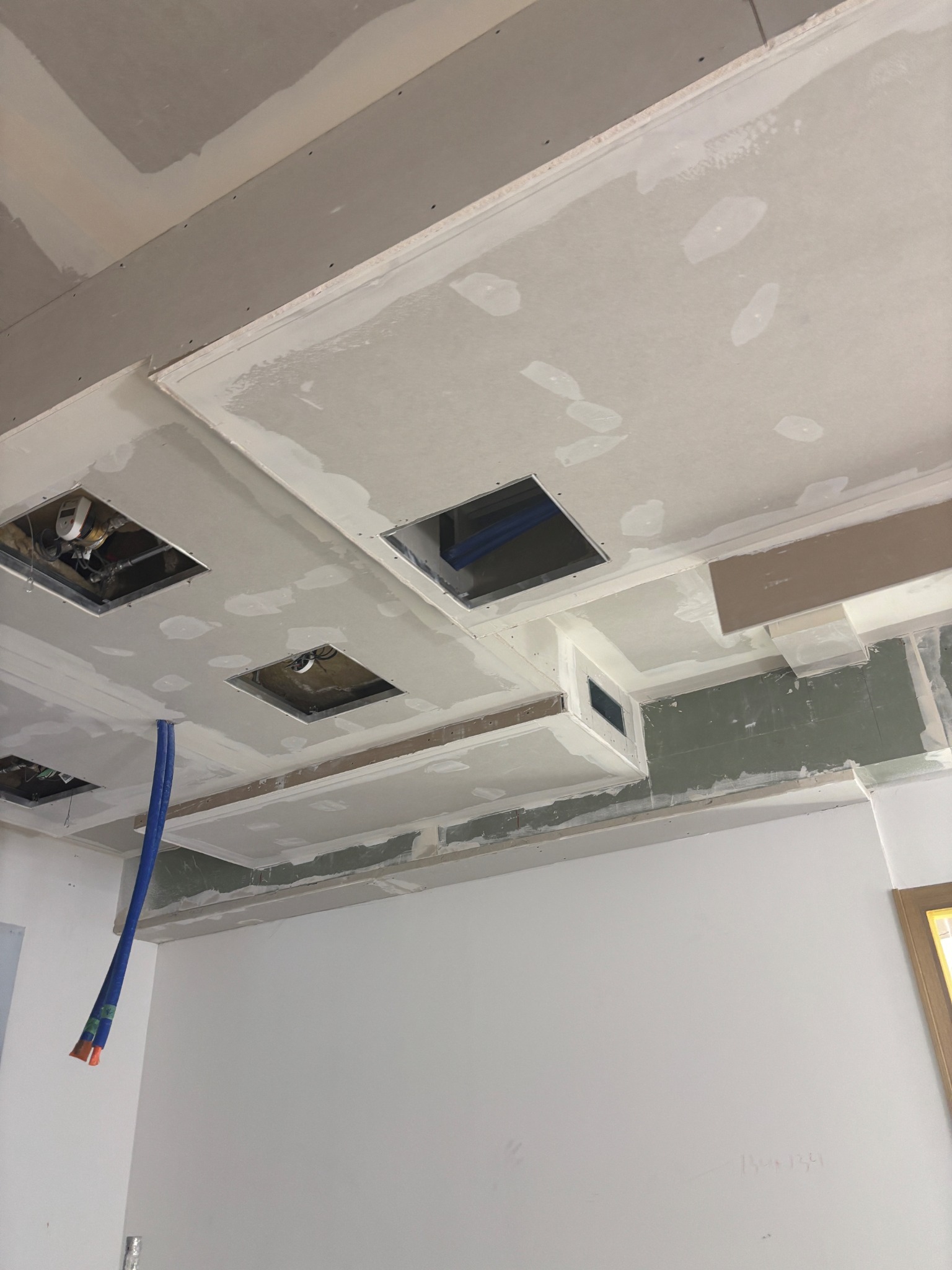 Trockenbau an einer Decke mit Installationsöffnungen